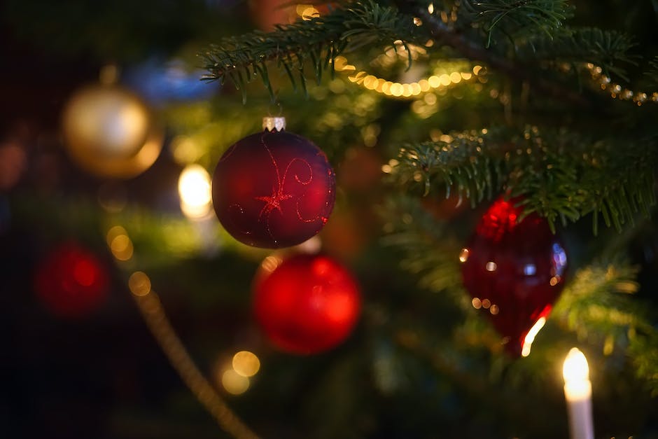 Weihnachtskugeln am Christbaum als Weihnachtsdekoration