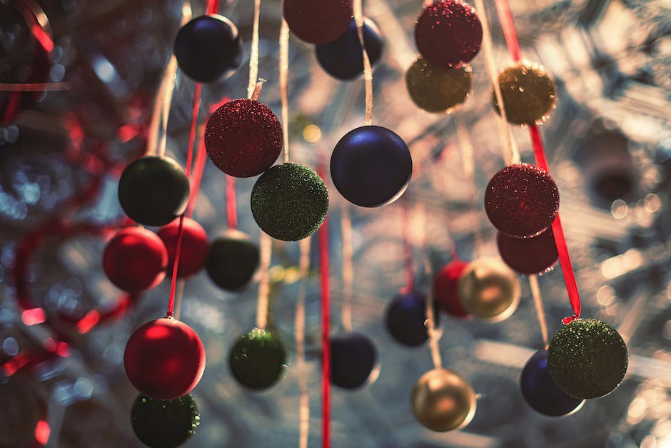 Weihnachtsbaum mit Weihnachtskugeln dekoriert